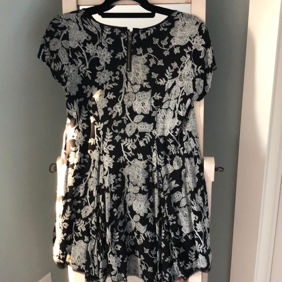 Silence + Noise Floral Dress - Picture 2 of 4